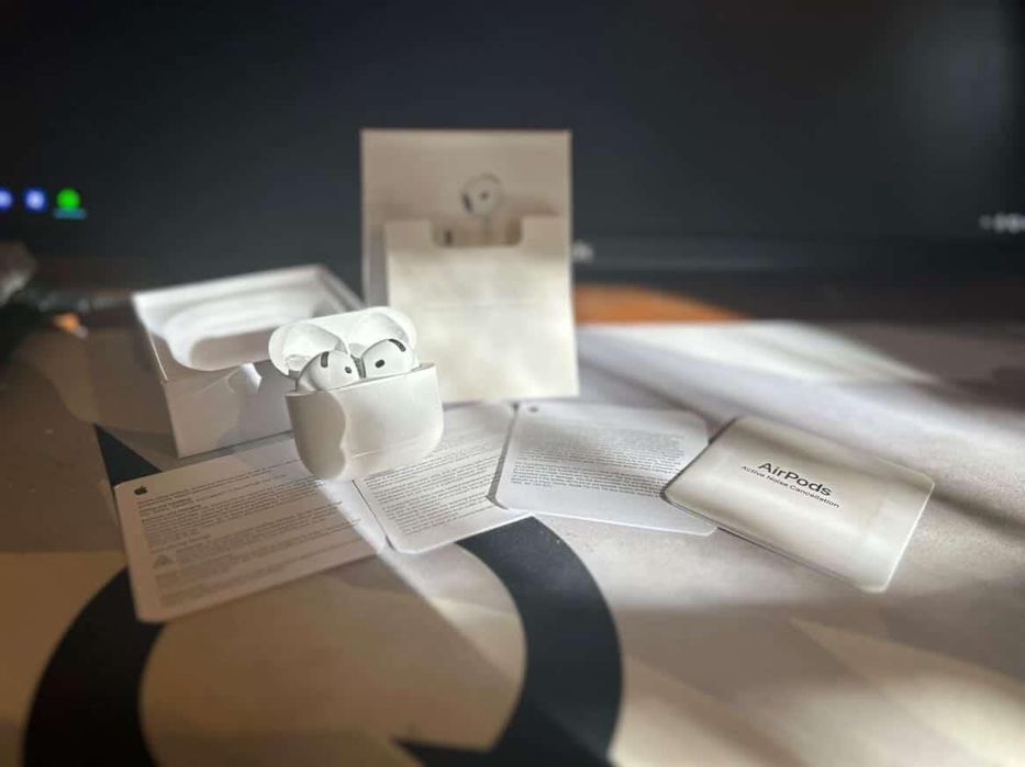 Airpods 4  noise cancelling