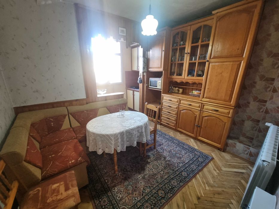 Двустаен апартамент за продажба в кв. Орлова чука на гр. Благоевград.