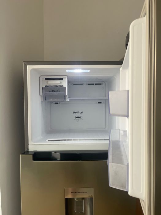 хладилник Samsung с горен фризер, No Frost, Digital Inverter и диспенсър за вода.