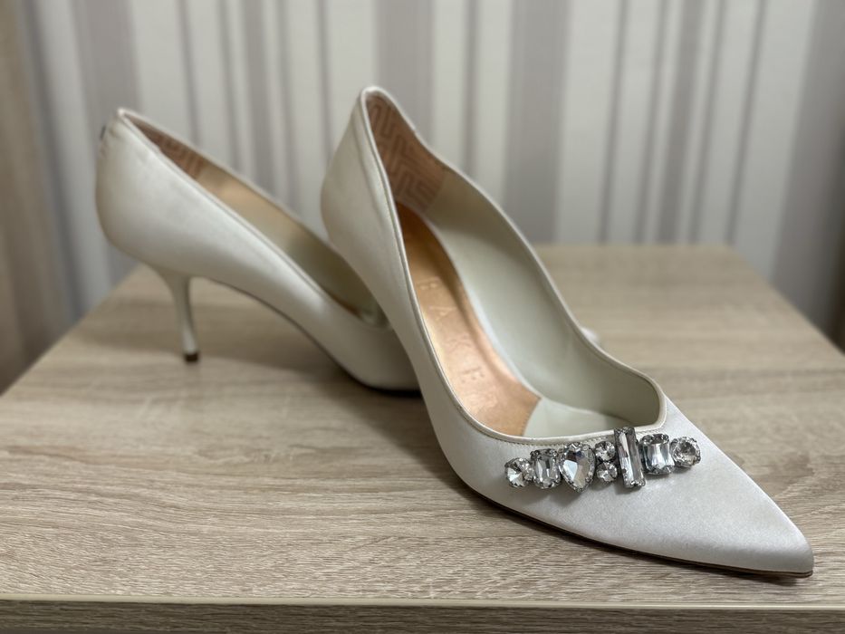 Молочного цвета атласные туфли Ted Baker