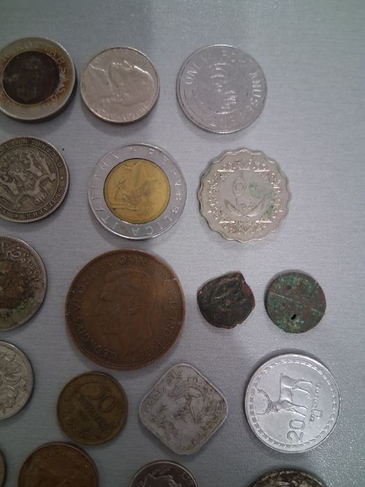 стари банкноти и монети солидно количество цената е за  всичко