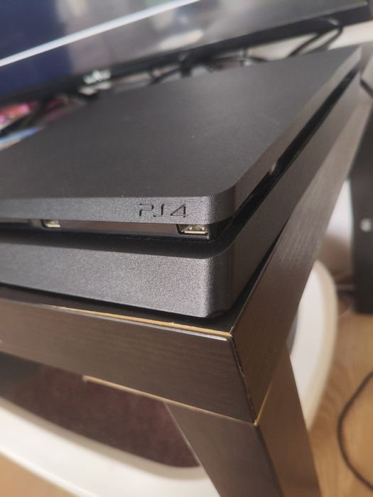 PS4 +  Gta 5 +  God of War 2018 + 3 Controllere PRET NENEGOCIABIL !