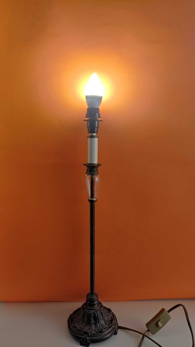 Висока настолна лампа от метал с орнаменти