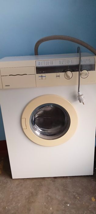 Стиральная машина Занусси.