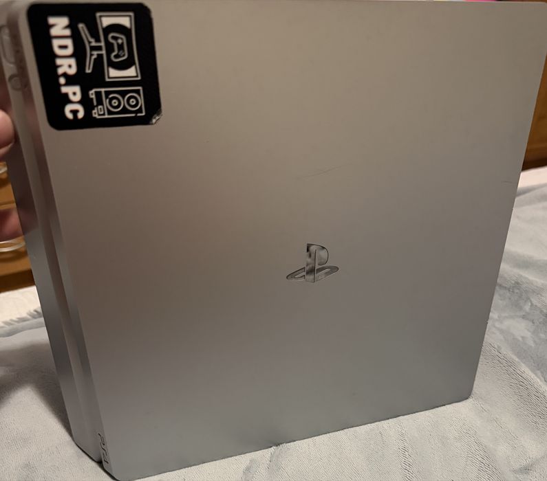 PlayStation 4 Slim Silver 500GB + Controlle