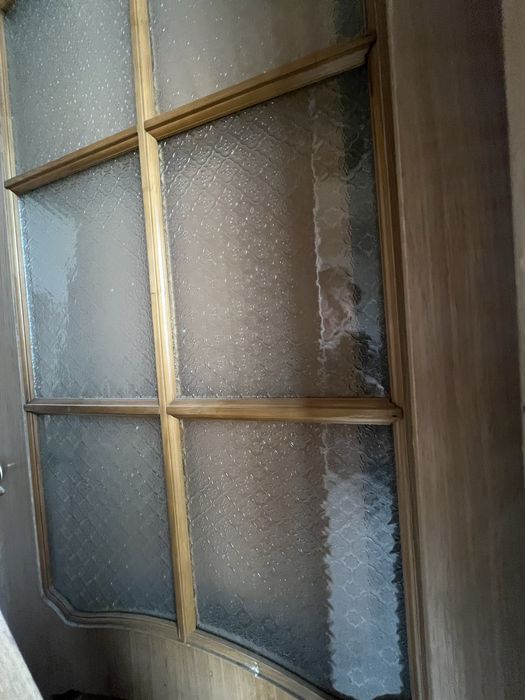 Есік жақсы натурал ағашпен істелген