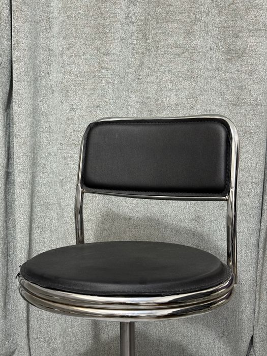 Продается стулья на колёсах 1шт