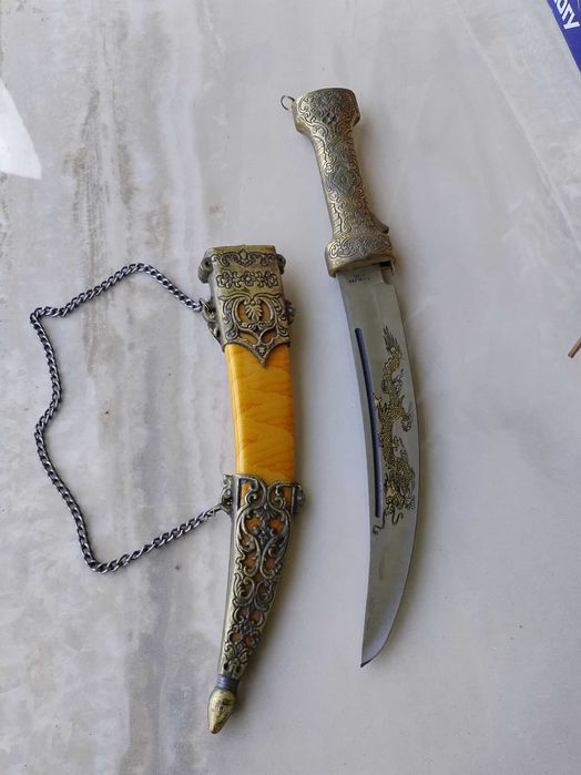 Продавам Турска кама с кания и инкрустации в отлично състояние.