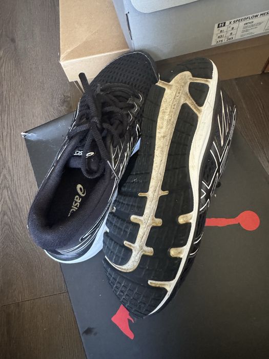 Adidasi asics plasa