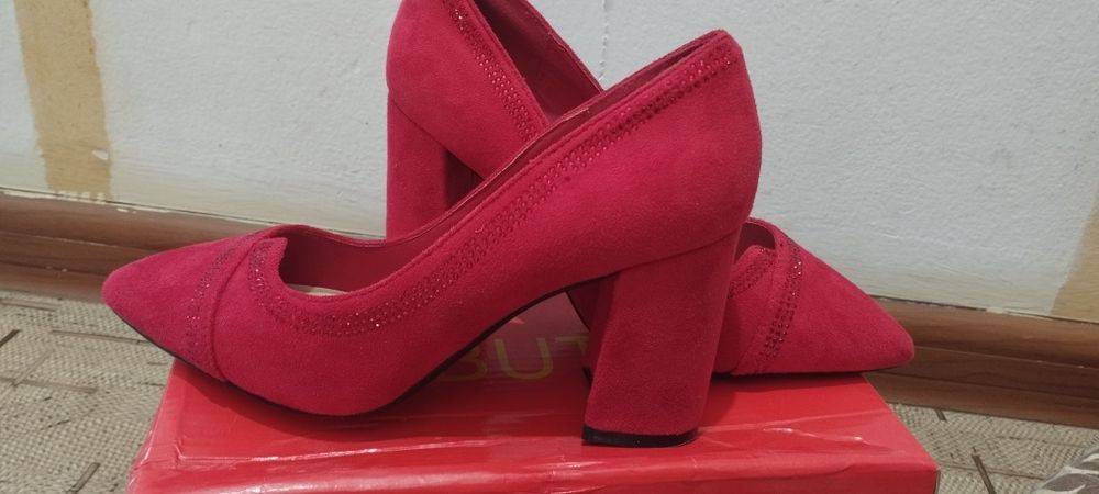 Продам туфли на высоких каблуках.