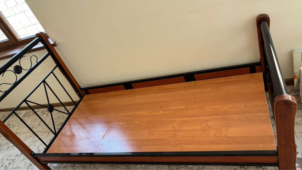 кровать в хорошем состоние