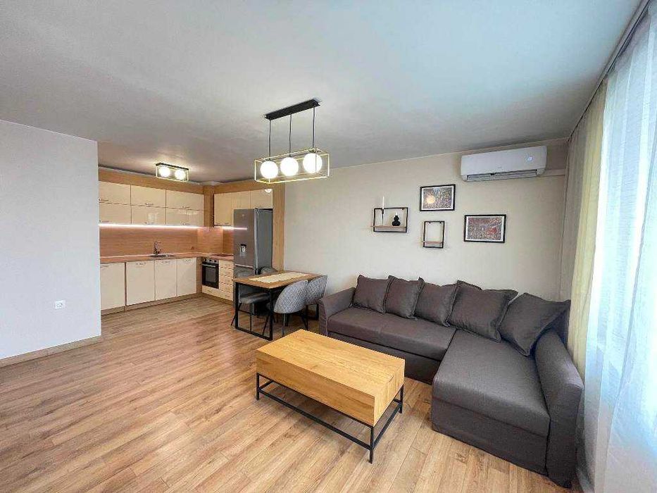 Двустаен обзаведен апартамент с две покрити паркоместа