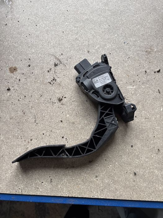 Потенцьометър педал газ ауди а6 ц6 4ф