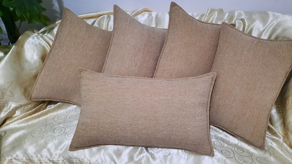 Подушки беж декоративные на диван