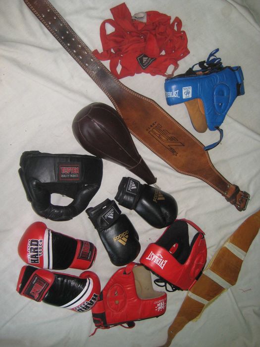Все для бокса Фирменные шлемы из кожи- пояс для тяжеловесов из НатКожи