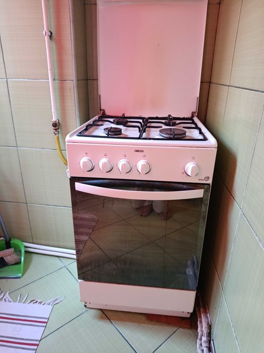 Vând mobila de apartament