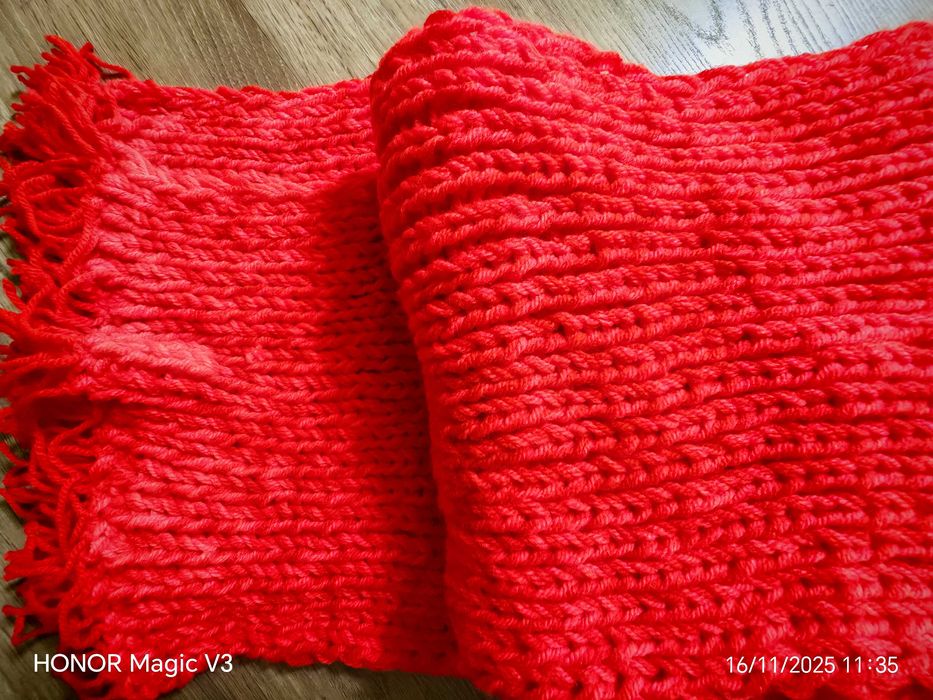 Ръчно изплетен пухкав зимен шал