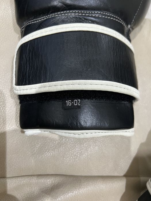 Бокс перчатки .