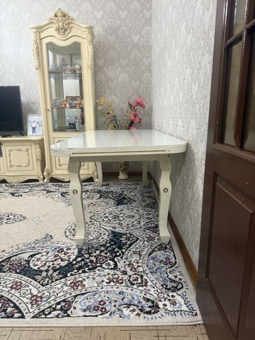 Продаётся стол свет белый