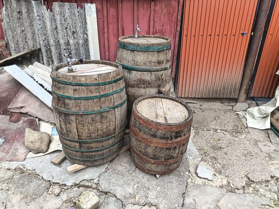 Vand butoaie pentru vin etc.