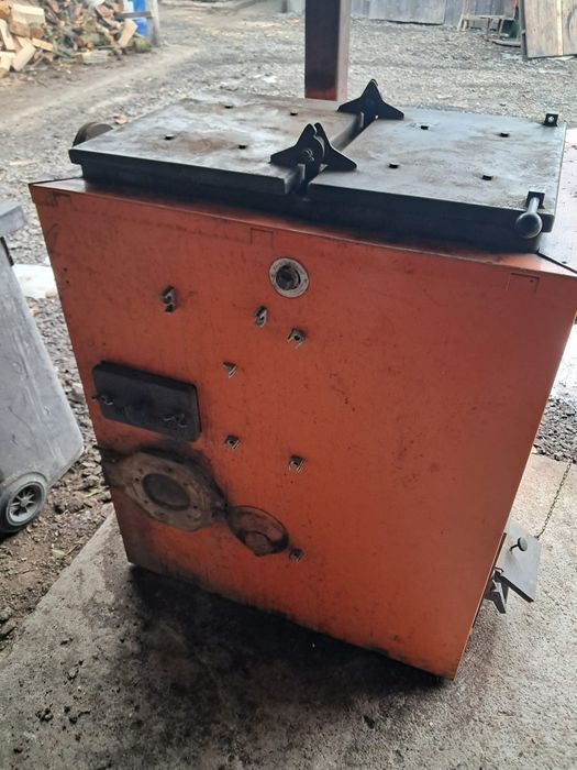 Vînd o cetrală pe lemne