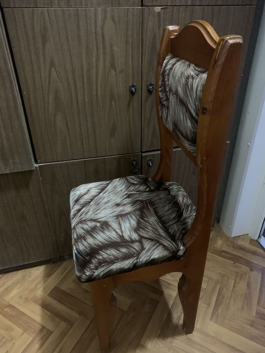 Стул . Деревянный .