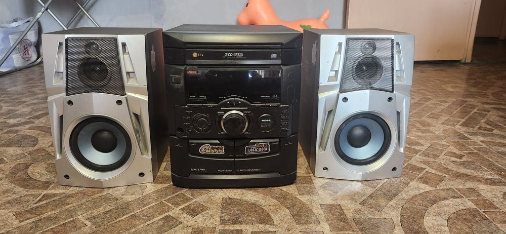 Музыкальный центр с колонками