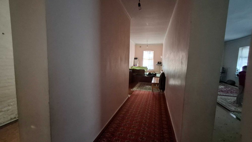 Motrid qorasuv hovli sotiladi 12 sotiq zudlik bilan