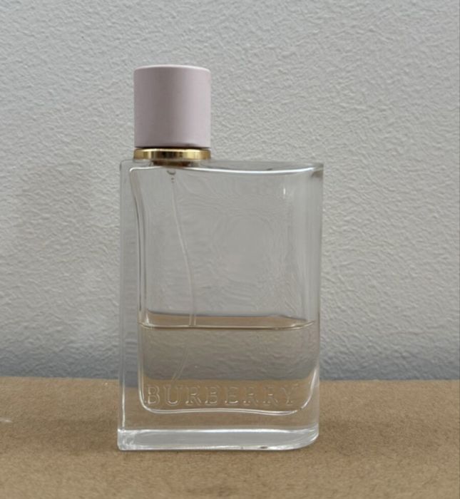Burberry Her Eau de Parfum. Остават около 20–23 мл. Оригинален парфюм на Burberry, ползван съвсем малко.
