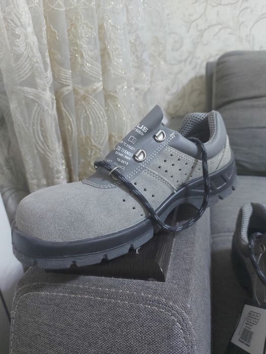 Продам спец обувь