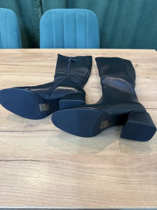 Черные кожаные сапоги