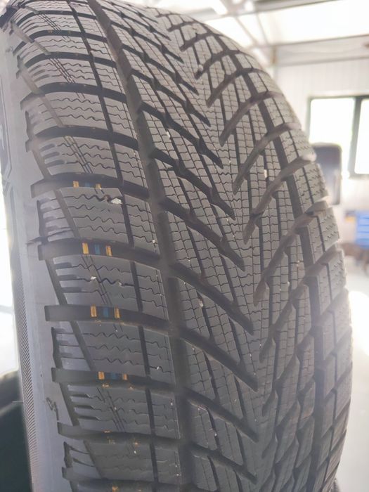2 бр зимни 205/55/16 Gooyear 25г