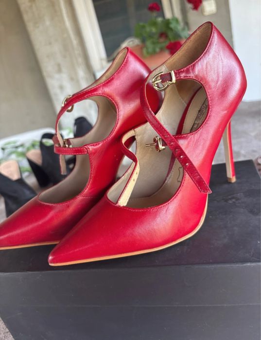 Pantofi cu toc rosii