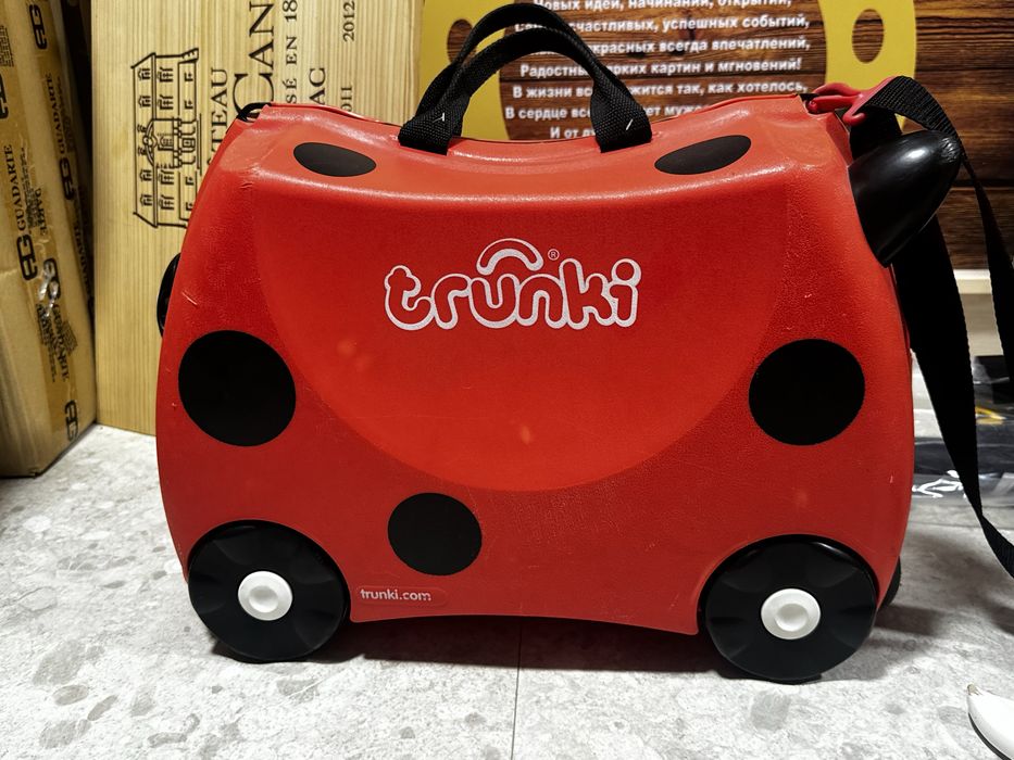 Trunki красный чемодан