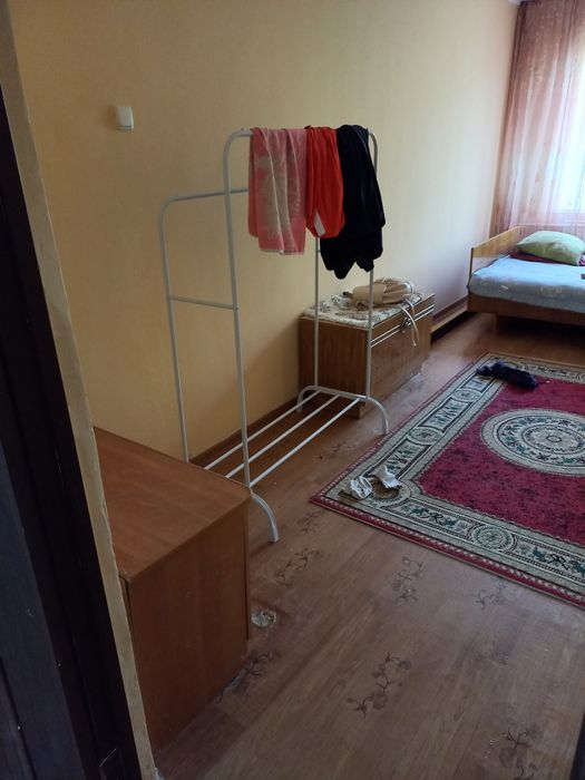 Дверь кровать тумбочки