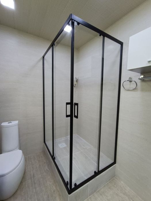 Dushavoy kabina steklo rajvijnoy eshik