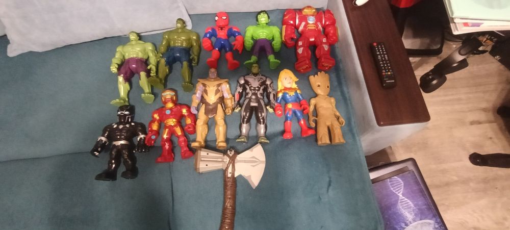 Vând figurine Marvel