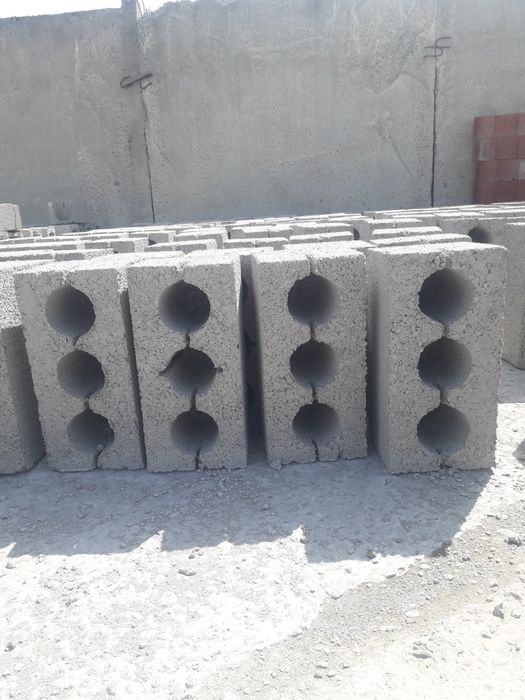 Qurilishga shlakabloklar bor.