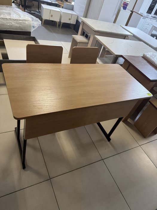 Стол парта новая с 2 стульями