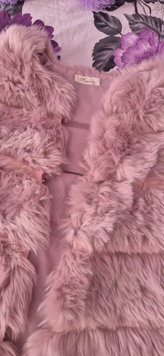 Розов елек еко пух стандартен размер нов необличан Цена 70 лв.