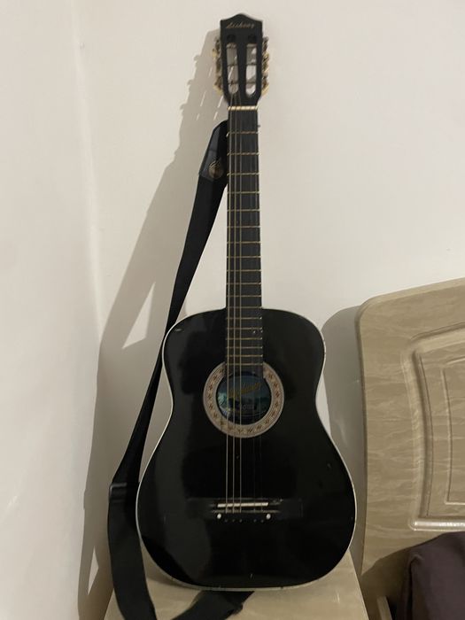 Продам акустическую гитару Lioheng