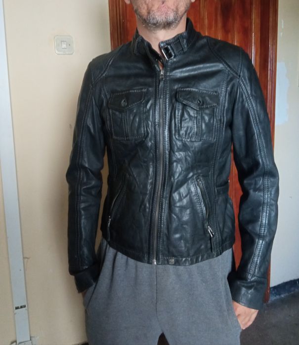 Vand geaca de piele neagra in stare buna