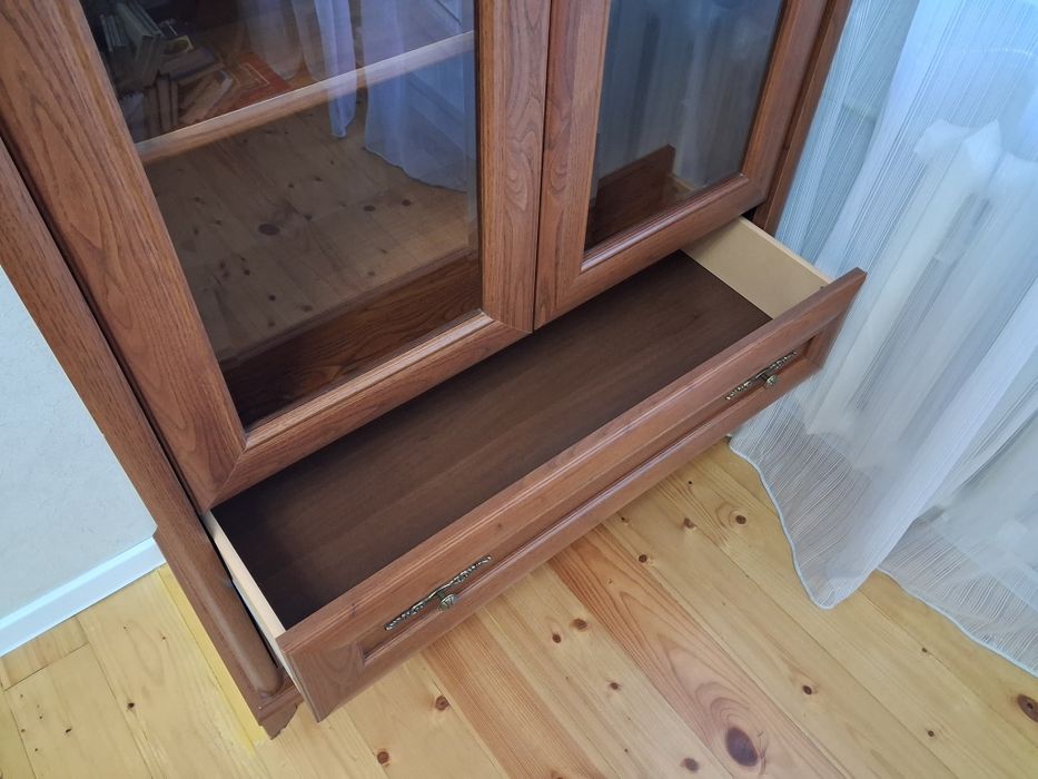 Сервант ( витрина)