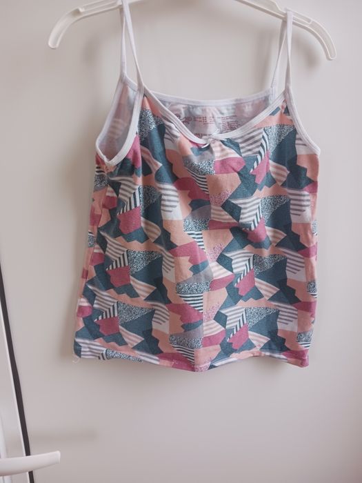 Подарявам детски дрешки.