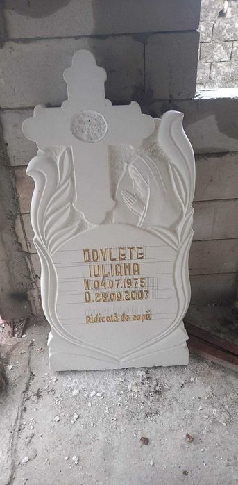 Crucii praf mozaic alb si gri