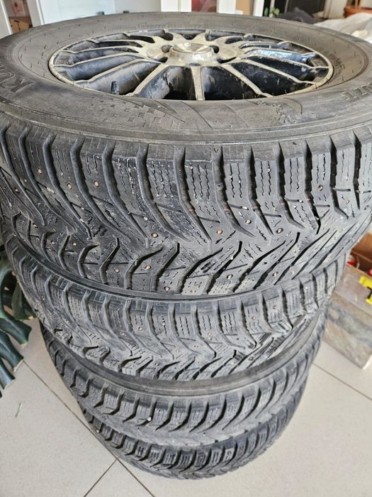 Продам зимние шины с дисками 225/70/16