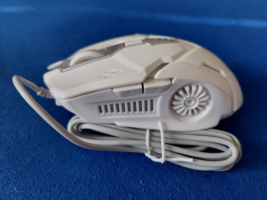 Бяла мишка за компютър светеща в различни цветове