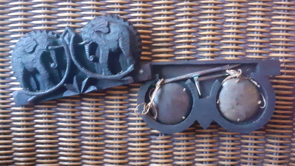 Колекционерска старинна теглилка в дърворезбована кутия