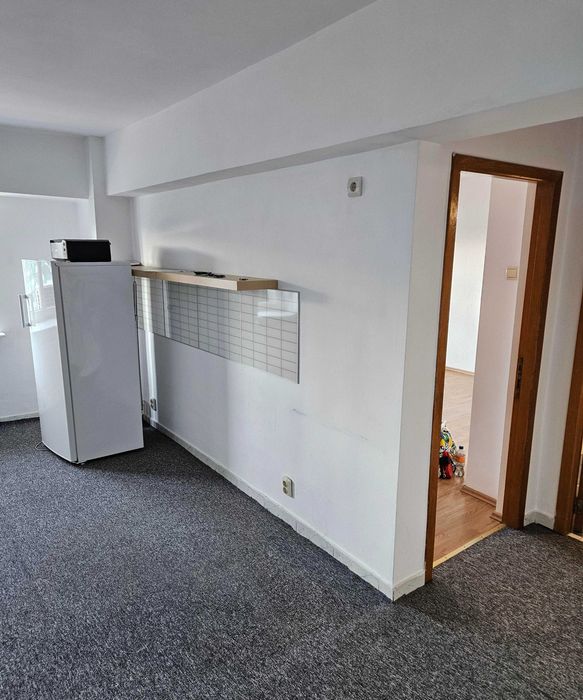 Proprietar, inchiriez apartament 2 camere nemobilat, zona intersectiei Nicolae Titulescu Piata Victoriei .