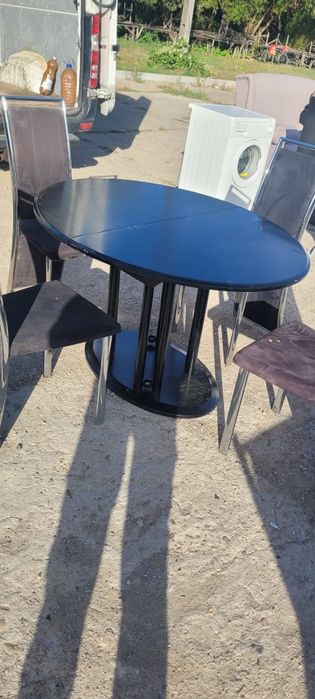 Masă din lemn cu 4 scaune extensibilă